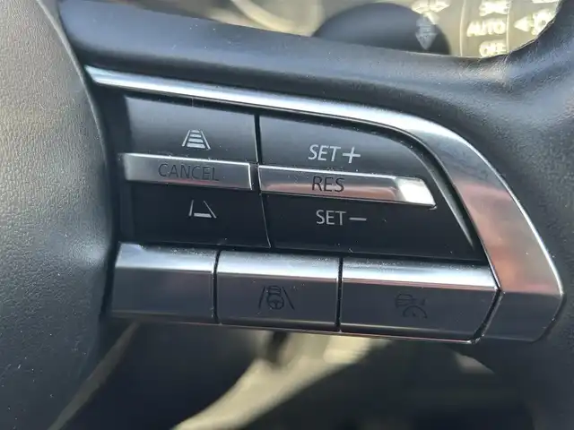 マツダ マツダ３ファストバック XD バーガンディセレクション 熊本県 2019(令1)年 9.4万km ポリメタルグレーM 純正ナビ/【フルセグTV/Bluetooth/CD/DVD/USB/HDMI】/バックカメラ/レーダークルーズコントロール/スマートブレーキサポート前後/車線逸脱警報システム/レーンキープアシストシステム/ドライバーアテンションアラート/コーナーセンサー/ディスタンス＆アテンションアラート/ブラインドスポットモニタリングシステム/ヘッドアップディスプレイ/パドルシフト/ブレーキホールド/電動パーキングブレーキ/オートLEDライト/オートハイビーム/ウィンカーミラー/レザーシート（ワインレッド）/D席パワーシート/前席シートヒーター/革巻きステアリング/ハンドルヒーター/ETC/純正フロアマット/ドアバイザー/横滑り防止装置/保証書/取扱説明書/スペアキー