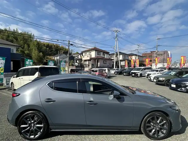 マツダ マツダ３ファストバック XD バーガンディセレクション 熊本県 2019(令1)年 9.4万km ポリメタルグレーM 純正ナビ/【フルセグTV/Bluetooth/CD/DVD/USB/HDMI】/バックカメラ/レーダークルーズコントロール/スマートブレーキサポート前後/車線逸脱警報システム/レーンキープアシストシステム/ドライバーアテンションアラート/コーナーセンサー/ディスタンス＆アテンションアラート/ブラインドスポットモニタリングシステム/ヘッドアップディスプレイ/パドルシフト/ブレーキホールド/電動パーキングブレーキ/オートLEDライト/オートハイビーム/ウィンカーミラー/レザーシート（ワインレッド）/D席パワーシート/前席シートヒーター/革巻きステアリング/ハンドルヒーター/ETC/純正フロアマット/ドアバイザー/横滑り防止装置/保証書/取扱説明書/スペアキー