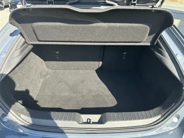 マツダ マツダ３ファストバック XD バーガンディセレクション 熊本県 2019(令1)年 9.4万km ポリメタルグレーM 純正ナビ/【フルセグTV/Bluetooth/CD/DVD/USB/HDMI】/バックカメラ/レーダークルーズコントロール/スマートブレーキサポート前後/車線逸脱警報システム/レーンキープアシストシステム/ドライバーアテンションアラート/コーナーセンサー/ディスタンス＆アテンションアラート/ブラインドスポットモニタリングシステム/ヘッドアップディスプレイ/パドルシフト/ブレーキホールド/電動パーキングブレーキ/オートLEDライト/オートハイビーム/ウィンカーミラー/レザーシート（ワインレッド）/D席パワーシート/前席シートヒーター/革巻きステアリング/ハンドルヒーター/ETC/純正フロアマット/ドアバイザー/横滑り防止装置/保証書/取扱説明書/スペアキー