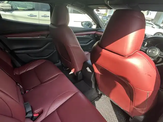 マツダ マツダ３ファストバック XD バーガンディセレクション 熊本県 2019(令1)年 9.4万km ポリメタルグレーM 純正ナビ/【フルセグTV/Bluetooth/CD/DVD/USB/HDMI】/バックカメラ/レーダークルーズコントロール/スマートブレーキサポート前後/車線逸脱警報システム/レーンキープアシストシステム/ドライバーアテンションアラート/コーナーセンサー/ディスタンス＆アテンションアラート/ブラインドスポットモニタリングシステム/ヘッドアップディスプレイ/パドルシフト/ブレーキホールド/電動パーキングブレーキ/オートLEDライト/オートハイビーム/ウィンカーミラー/レザーシート（ワインレッド）/D席パワーシート/前席シートヒーター/革巻きステアリング/ハンドルヒーター/ETC/純正フロアマット/ドアバイザー/横滑り防止装置/保証書/取扱説明書/スペアキー