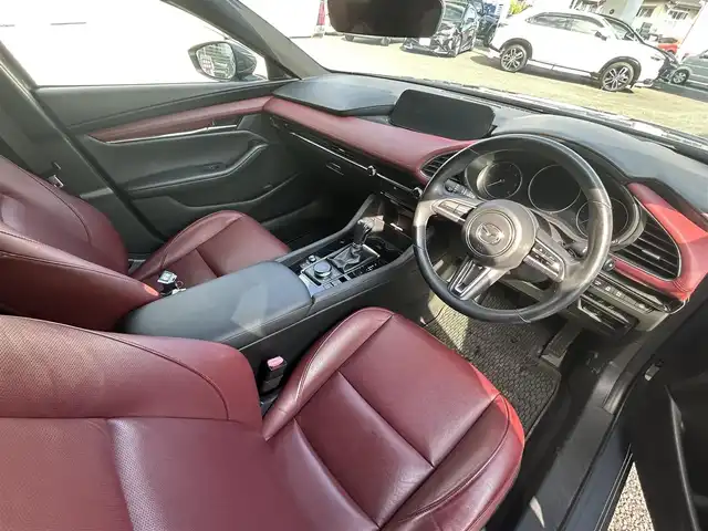 マツダ マツダ３ファストバック XD バーガンディセレクション 熊本県 2019(令1)年 9.4万km ポリメタルグレーM 純正ナビ/【フルセグTV/Bluetooth/CD/DVD/USB/HDMI】/バックカメラ/レーダークルーズコントロール/スマートブレーキサポート前後/車線逸脱警報システム/レーンキープアシストシステム/ドライバーアテンションアラート/コーナーセンサー/ディスタンス＆アテンションアラート/ブラインドスポットモニタリングシステム/ヘッドアップディスプレイ/パドルシフト/ブレーキホールド/電動パーキングブレーキ/オートLEDライト/オートハイビーム/ウィンカーミラー/レザーシート（ワインレッド）/D席パワーシート/前席シートヒーター/革巻きステアリング/ハンドルヒーター/ETC/純正フロアマット/ドアバイザー/横滑り防止装置/保証書/取扱説明書/スペアキー