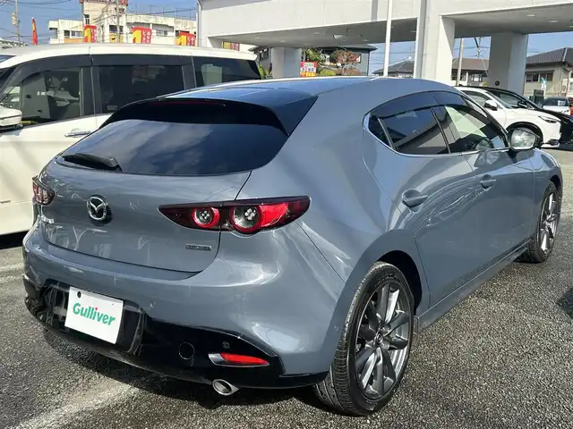 マツダ マツダ３ファストバック XD バーガンディセレクション 熊本県 2019(令1)年 9.4万km ポリメタルグレーM 純正ナビ/【フルセグTV/Bluetooth/CD/DVD/USB/HDMI】/バックカメラ/レーダークルーズコントロール/スマートブレーキサポート前後/車線逸脱警報システム/レーンキープアシストシステム/ドライバーアテンションアラート/コーナーセンサー/ディスタンス＆アテンションアラート/ブラインドスポットモニタリングシステム/ヘッドアップディスプレイ/パドルシフト/ブレーキホールド/電動パーキングブレーキ/オートLEDライト/オートハイビーム/ウィンカーミラー/レザーシート（ワインレッド）/D席パワーシート/前席シートヒーター/革巻きステアリング/ハンドルヒーター/ETC/純正フロアマット/ドアバイザー/横滑り防止装置/保証書/取扱説明書/スペアキー