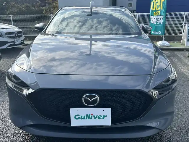 マツダ マツダ３ファストバック XD バーガンディセレクション 熊本県 2019(令1)年 9.4万km ポリメタルグレーM 純正ナビ/【フルセグTV/Bluetooth/CD/DVD/USB/HDMI】/バックカメラ/レーダークルーズコントロール/スマートブレーキサポート前後/車線逸脱警報システム/レーンキープアシストシステム/ドライバーアテンションアラート/コーナーセンサー/ディスタンス＆アテンションアラート/ブラインドスポットモニタリングシステム/ヘッドアップディスプレイ/パドルシフト/ブレーキホールド/電動パーキングブレーキ/オートLEDライト/オートハイビーム/ウィンカーミラー/レザーシート（ワインレッド）/D席パワーシート/前席シートヒーター/革巻きステアリング/ハンドルヒーター/ETC/純正フロアマット/ドアバイザー/横滑り防止装置/保証書/取扱説明書/スペアキー
