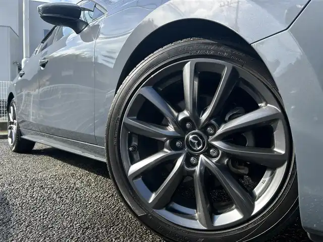 マツダ マツダ３ファストバック XD バーガンディセレクション 熊本県 2019(令1)年 9.4万km ポリメタルグレーM 純正ナビ/【フルセグTV/Bluetooth/CD/DVD/USB/HDMI】/バックカメラ/レーダークルーズコントロール/スマートブレーキサポート前後/車線逸脱警報システム/レーンキープアシストシステム/ドライバーアテンションアラート/コーナーセンサー/ディスタンス＆アテンションアラート/ブラインドスポットモニタリングシステム/ヘッドアップディスプレイ/パドルシフト/ブレーキホールド/電動パーキングブレーキ/オートLEDライト/オートハイビーム/ウィンカーミラー/レザーシート（ワインレッド）/D席パワーシート/前席シートヒーター/革巻きステアリング/ハンドルヒーター/ETC/純正フロアマット/ドアバイザー/横滑り防止装置/保証書/取扱説明書/スペアキー