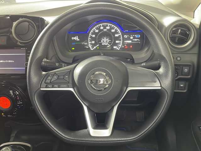 日産 ノート e－パワー X 広島県 2018(平30)年 4.5万km スーパーブラック 純正ナビ　/アラウンドビューモニター　/フルセグ　/オートハイビーム　/インテリジェントルームミラー　/レーンキープアシスト　/オートライト　/衝突軽減　/コーナーセンサー　/スマートキー　/LEDヘッドランプ　/ETC/社外14インチアルミホイール(185/70/R14)/エアバック（運転席/助手席）