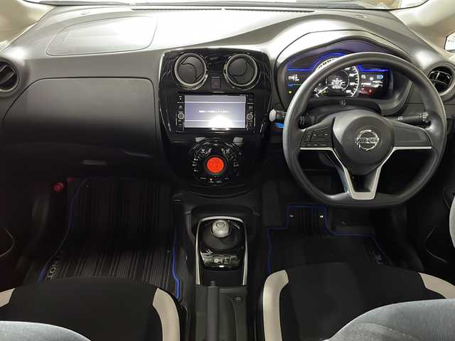 日産 ノート e－パワー X 広島県 2018(平30)年 4.5万km スーパーブラック 純正ナビ　/アラウンドビューモニター　/フルセグ　/オートハイビーム　/インテリジェントルームミラー　/レーンキープアシスト　/オートライト　/衝突軽減　/コーナーセンサー　/スマートキー　/LEDヘッドランプ　/ETC/社外14インチアルミホイール(185/70/R14)/エアバック（運転席/助手席）