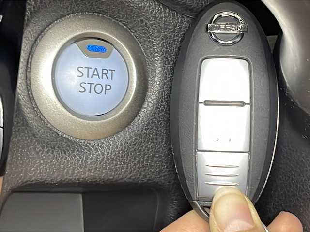 日産 ノート e－パワー X 広島県 2018(平30)年 4.5万km スーパーブラック 純正ナビ　/アラウンドビューモニター　/フルセグ　/オートハイビーム　/インテリジェントルームミラー　/レーンキープアシスト　/オートライト　/衝突軽減　/コーナーセンサー　/スマートキー　/LEDヘッドランプ　/ETC/社外14インチアルミホイール(185/70/R14)/エアバック（運転席/助手席）