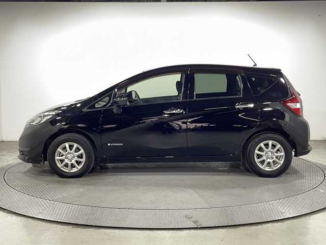 日産 ノート e－パワー X 広島県 2018(平30)年 4.5万km スーパーブラック 純正ナビ　/アラウンドビューモニター　/フルセグ　/オートハイビーム　/インテリジェントルームミラー　/レーンキープアシスト　/オートライト　/衝突軽減　/コーナーセンサー　/スマートキー　/LEDヘッドランプ　/ETC/社外14インチアルミホイール(185/70/R14)/エアバック（運転席/助手席）