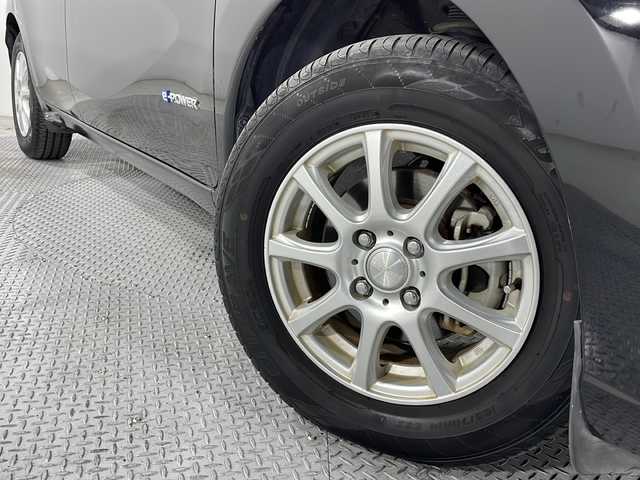 日産 ノート e－パワー X 広島県 2018(平30)年 4.5万km スーパーブラック 純正ナビ　/アラウンドビューモニター　/フルセグ　/オートハイビーム　/インテリジェントルームミラー　/レーンキープアシスト　/オートライト　/衝突軽減　/コーナーセンサー　/スマートキー　/LEDヘッドランプ　/ETC/社外14インチアルミホイール(185/70/R14)/エアバック（運転席/助手席）