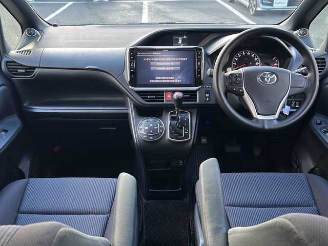 トヨタ ヴォクシー X 京都府 2016(平28)年 12.6万km ブラック 〇Bluetooth/〇アルパインヴォクシー専用ナビ/〇社外アルミ/〇ビルトインETC/〇８人乗り/〇レーンキープアシスト/〇オートマチックハイビーム/〇MTモード付AT車