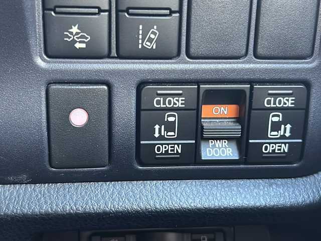 トヨタ ヴォクシー X 京都府 2016(平28)年 12.6万km ブラック 〇Bluetooth/〇アルパインヴォクシー専用ナビ/〇社外アルミ/〇ビルトインETC/〇８人乗り/〇レーンキープアシスト/〇オートマチックハイビーム/〇MTモード付AT車