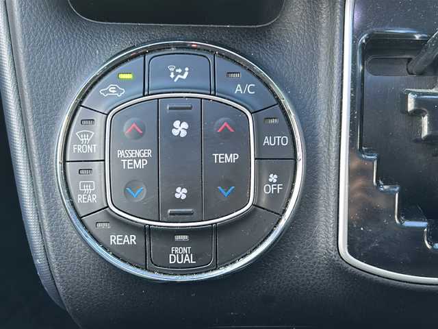 トヨタ ヴォクシー X 京都府 2016(平28)年 12.6万km ブラック 〇Bluetooth/〇アルパインヴォクシー専用ナビ/〇社外アルミ/〇ビルトインETC/〇８人乗り/〇レーンキープアシスト/〇オートマチックハイビーム/〇MTモード付AT車