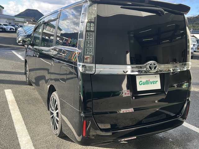 トヨタ ヴォクシー X 京都府 2016(平28)年 12.6万km ブラック 〇Bluetooth/〇アルパインヴォクシー専用ナビ/〇社外アルミ/〇ビルトインETC/〇８人乗り/〇レーンキープアシスト/〇オートマチックハイビーム/〇MTモード付AT車