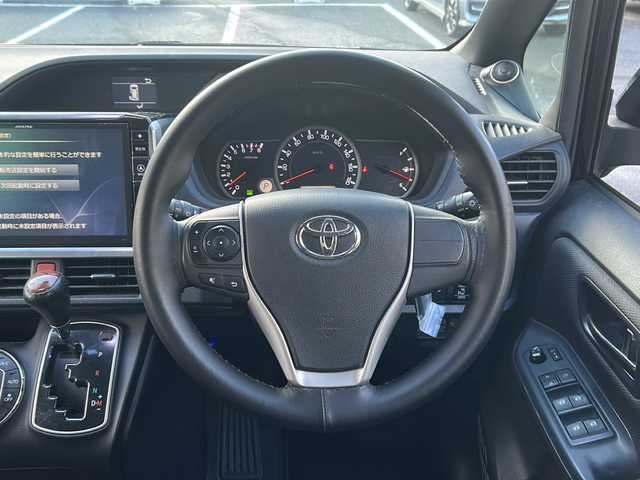 トヨタ ヴォクシー X 京都府 2016(平28)年 12.6万km ブラック 〇Bluetooth/〇アルパインヴォクシー専用ナビ/〇社外アルミ/〇ビルトインETC/〇８人乗り/〇レーンキープアシスト/〇オートマチックハイビーム/〇MTモード付AT車