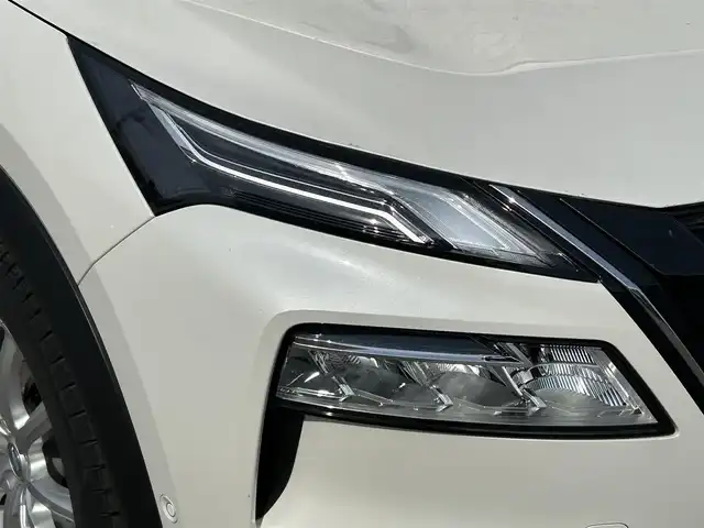 日産 エクストレイル G e－4ORCE 山形県 2023(令5)年 1.9万km ブリリアントホワイトパール ・禁煙車/・4WD/・法人ワンオーナー/・純正12インチインチナビ/（フルセグTV/Bluetooth/AppleCarPlay/AndroidAuto）/・アラウンドビューモニター/・ビルトインETC2.0/・純正LED/・オートライト/・プロパイロット/・エマージェンシーブレーキ/・LDW/・BSW/・RCTA/・デジタルインナーミラー/・電動パーキング/・オートホールド/・全席シートヒーター/・パワーシート（D+N）/・シートメモリ/・ステアリングリモコン/・革巻きステアリング/・ステアリングヒーター/・踏み間違い防止/・ふらつき警報/・前後ドライブレコーダー/・パワーバックドア/・AC100V/・スマートキー/・純正19インチアルミホイール/・ワイヤレス充電/・社外アルミスタッドレス有り