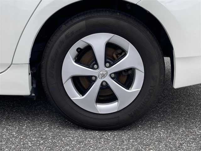 トヨタ プリウス S 千葉県 2015(平27)年 10.2万km ホワイトパールクリスタルシャイン (株)IDOMが運営する【じしゃロン八千代店】の自社ローン対象車両になります。こちらは現金またはオートローンご利用時の価格です。自社ローンご希望の方は別途その旨お申付け下さい/純正ナビ/バックカメラ/ETC/純正15AW