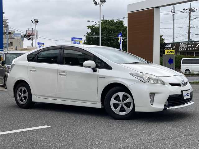 トヨタ プリウス S 千葉県 2015(平27)年 10.2万km ホワイトパールクリスタルシャイン (株)IDOMが運営する【じしゃロン八千代店】の自社ローン対象車両になります。こちらは現金またはオートローンご利用時の価格です。自社ローンご希望の方は別途その旨お申付け下さい/純正ナビ/バックカメラ/ETC/純正15AW