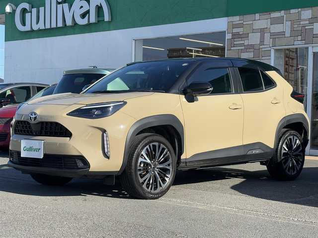 トヨタ ヤリスクロス Z 徳島県 2023(令5)年 2.2万km ブラックマイカ/ベージュ 2トーン 純正ディスプレイオーディオ/（BT/USB）/全方位カメラ/ブラインドスポットモニター/ビルトインETC2.0/社外前方ドライブレコーダー/アダプティブクルーズコントロール/黒ハーフレザーシート/前席シートヒーター/LEDヘッドライト/ステアリングヒーター/パドルシフト/革巻きステアリング/ステアリングスイッチ/電動パーキングブレーキ/オートブレーキホールド/プッシュスタート/スマートキー/スペアキー1本/純正16インチアルミホイール