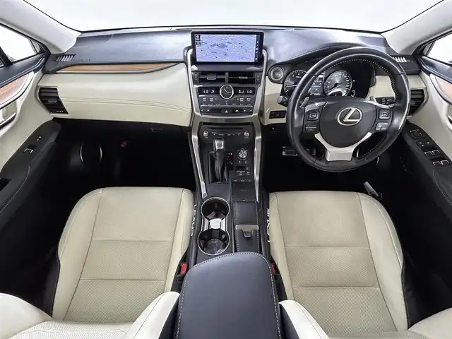 レクサス ＮＸ 300 バージョンL 佐賀県 2018(平30)年 6万km ソニッククォーツ 純正10.3インチナビ/AM/FM/CD/DVD/Bluetooth/USB/AUX/フルセグTV/アラウンドビューモニター/レクサスセーフティシステム/レーダークルコン/レーンキープアシスト/コーナーセンサー/ビルトインETC2.0/パドルシフト/白本革シート/シートヒーター/ヘッドアップディスプレイ/純正18インチアルミホイール/三眼LEDヘッドライト/シーケンシャルウィンカー/スマートキー/スペアキー
