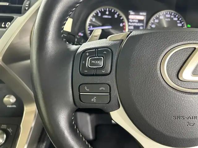 レクサス ＮＸ 300 バージョンL 佐賀県 2018(平30)年 6万km ソニッククォーツ 純正10.3インチナビ/AM/FM/CD/DVD/Bluetooth/USB/AUX/フルセグTV/アラウンドビューモニター/レクサスセーフティシステム/レーダークルコン/レーンキープアシスト/コーナーセンサー/ビルトインETC2.0/パドルシフト/白本革シート/シートヒーター/ヘッドアップディスプレイ/純正18インチアルミホイール/三眼LEDヘッドライト/シーケンシャルウィンカー/スマートキー/スペアキー