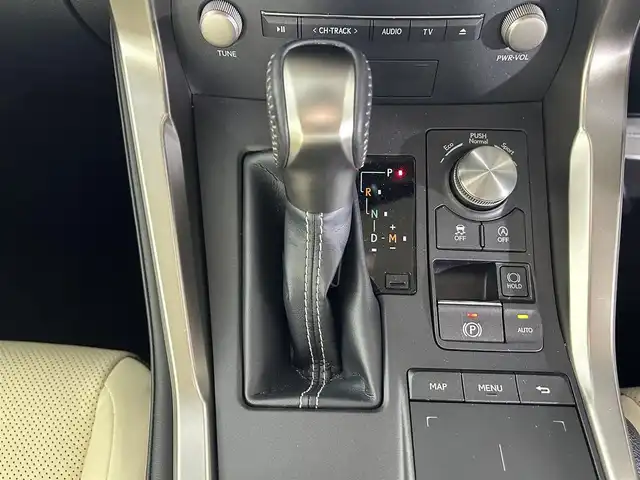 レクサス ＮＸ 300 バージョンL 佐賀県 2018(平30)年 6万km ソニッククォーツ 純正10.3インチナビ/AM/FM/CD/DVD/Bluetooth/USB/AUX/フルセグTV/アラウンドビューモニター/レクサスセーフティシステム/レーダークルコン/レーンキープアシスト/コーナーセンサー/ビルトインETC2.0/パドルシフト/白本革シート/シートヒーター/ヘッドアップディスプレイ/純正18インチアルミホイール/三眼LEDヘッドライト/シーケンシャルウィンカー/スマートキー/スペアキー