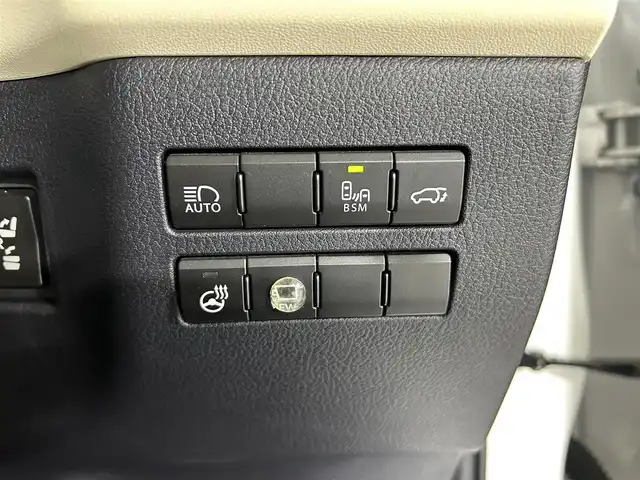 レクサス ＮＸ 300 バージョンL 佐賀県 2018(平30)年 6万km ソニッククォーツ 純正10.3インチナビ/AM/FM/CD/DVD/Bluetooth/USB/AUX/フルセグTV/アラウンドビューモニター/レクサスセーフティシステム/レーダークルコン/レーンキープアシスト/コーナーセンサー/ビルトインETC2.0/パドルシフト/白本革シート/シートヒーター/ヘッドアップディスプレイ/純正18インチアルミホイール/三眼LEDヘッドライト/シーケンシャルウィンカー/スマートキー/スペアキー