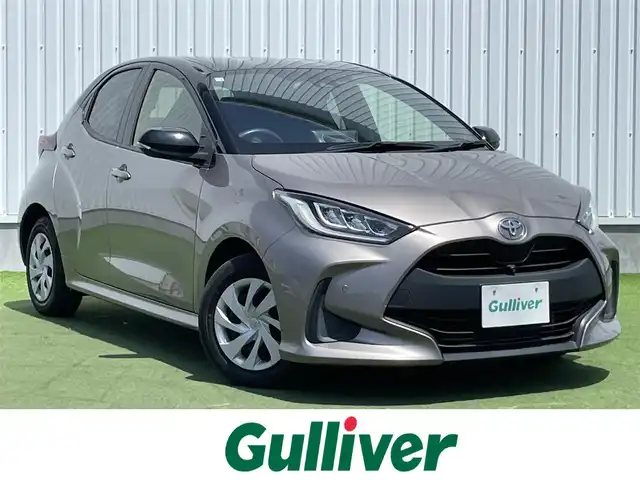 トヨタ ヤリス G 香川県 2020(令2)年 1.8万km ブラック/アバンギャルドブロンズメタリック 登録時走行距離：17137km/メーカー純正ディスプレイオーディオ/　BT接続/全方位カメラ/プリクラッシュセーフティシステム/レーンキープアシスト/クリアランスソナー/オートハイビーム/LEDヘッドライト/オートライト/レベライザヘッドライト/ビルトインETC/純正フロアマット/ステアリングスイッチ/プッシュスタート/スマートキー