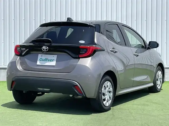 トヨタ ヤリス G 香川県 2020(令2)年 1.8万km ブラック/アバンギャルドブロンズメタリック 登録時走行距離：17137km/メーカー純正ディスプレイオーディオ/　BT接続/全方位カメラ/プリクラッシュセーフティシステム/レーンキープアシスト/クリアランスソナー/オートハイビーム/LEDヘッドライト/オートライト/レベライザヘッドライト/ビルトインETC/純正フロアマット/ステアリングスイッチ/プッシュスタート/スマートキー