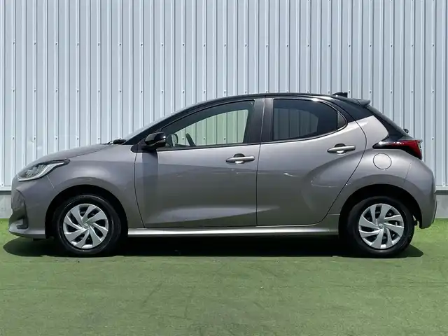 トヨタ ヤリス G 香川県 2020(令2)年 1.8万km ブラック/アバンギャルドブロンズメタリック 登録時走行距離：17137km/メーカー純正ディスプレイオーディオ/　BT接続/全方位カメラ/プリクラッシュセーフティシステム/レーンキープアシスト/クリアランスソナー/オートハイビーム/LEDヘッドライト/オートライト/レベライザヘッドライト/ビルトインETC/純正フロアマット/ステアリングスイッチ/プッシュスタート/スマートキー