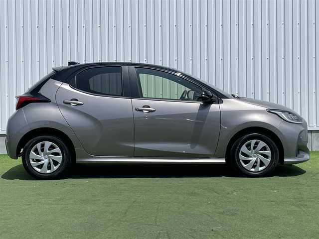 トヨタ ヤリス G 香川県 2020(令2)年 1.8万km ブラック/アバンギャルドブロンズメタリック 登録時走行距離：17137km/メーカー純正ディスプレイオーディオ/　BT接続/全方位カメラ/プリクラッシュセーフティシステム/レーンキープアシスト/クリアランスソナー/オートハイビーム/LEDヘッドライト/オートライト/レベライザヘッドライト/ビルトインETC/純正フロアマット/ステアリングスイッチ/プッシュスタート/スマートキー