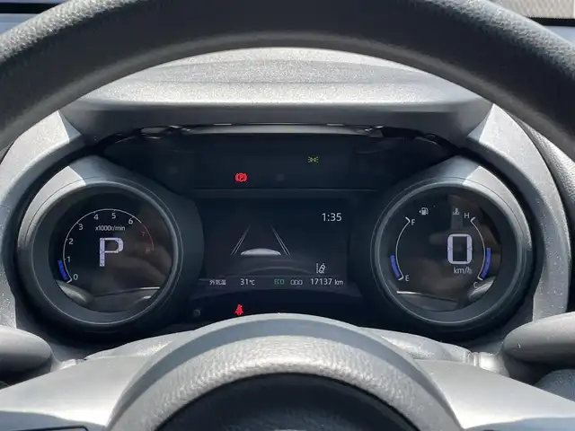 トヨタ ヤリス G 香川県 2020(令2)年 1.8万km ブラック/アバンギャルドブロンズメタリック 登録時走行距離：17137km/メーカー純正ディスプレイオーディオ/　BT接続/全方位カメラ/プリクラッシュセーフティシステム/レーンキープアシスト/クリアランスソナー/オートハイビーム/LEDヘッドライト/オートライト/レベライザヘッドライト/ビルトインETC/純正フロアマット/ステアリングスイッチ/プッシュスタート/スマートキー