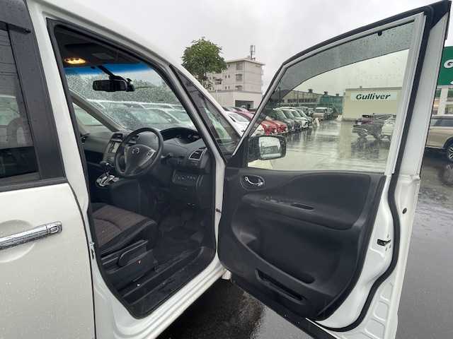 日産 セレナ HWS S HV Vセレ +SeftyⅡ 静岡県 2016(平28)年 5.4万km ブリリアントホワイトパール ●純正ナビ/(フルセグ/CD/DVD/Bluetooth)/(MP3155D-W)/●全方位カメラ/●クルーズコントロール/●衝突被害軽減システム/●レーンキープアシスト/●前後コーナーセンサー/●オートライト/●革巻きステアリング/●ステアリングスイッチ/●ETC/●前後ドライブレコーダー/●両側パワースライドドア/●電動格納ウィンカーミラー/●ドアバイザー/●スマートキー/●プッシュスタート/●純正フロアマット/●純正16インチアルミホイール/●ダブルSRS＋ABS/●車両取扱説明書/●ナビ取扱説明書