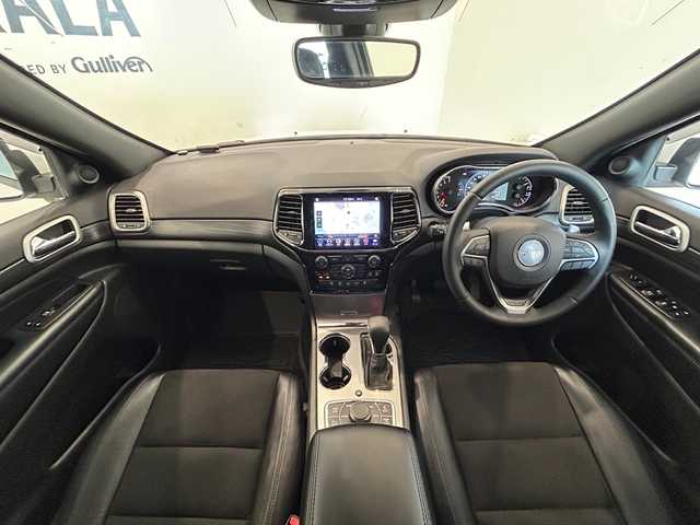 クライスラー・ジープ ジープ グランドチェロキー LTD 熊本県 2019(令1)年 2.9万km ブライトホワイト ・スマートキー/・プッシュスタート/・前後パークセンス/・リアパークセンスブレーキアシスト/・ヒルスタートアシスト/・オートディムハイビーム/・クルーズコントロール(追従式)/・ハーフレザーシート /・前席パワーシート/・前席シートヒーター /・純正メモリナビ/　【BT・USB・AUX・AppleCarPlay・AndroidAuto】/・フルセグTV/・バックカメラ/・フロント/・ETC/・LEDヘッドランプ/・LEDフォグランプ/・純正ラバーマット/・純正バイザー/・保証書/取説