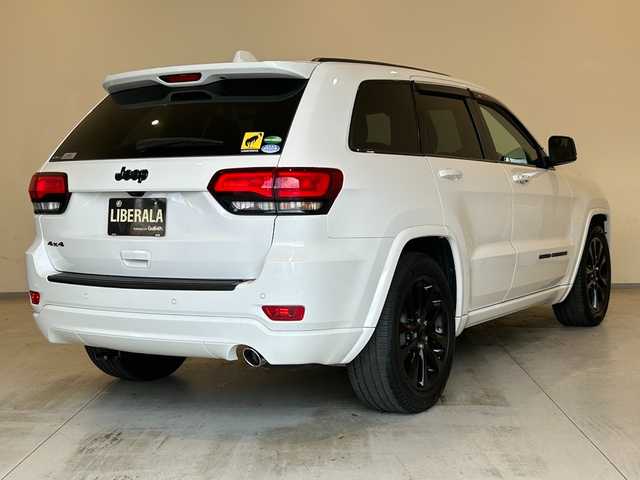 クライスラー・ジープ ジープ グランドチェロキー LTD 熊本県 2019(令1)年 2.9万km ブライトホワイト ・スマートキー/・プッシュスタート/・前後パークセンス/・リアパークセンスブレーキアシスト/・ヒルスタートアシスト/・オートディムハイビーム/・クルーズコントロール(追従式)/・ハーフレザーシート /・前席パワーシート/・前席シートヒーター /・純正メモリナビ/　【BT・USB・AUX・AppleCarPlay・AndroidAuto】/・フルセグTV/・バックカメラ/・フロント/・ETC/・LEDヘッドランプ/・LEDフォグランプ/・純正ラバーマット/・純正バイザー/・保証書/取説