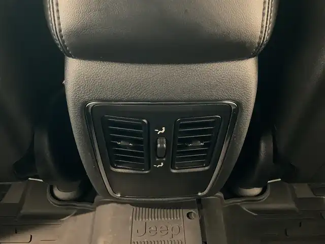 クライスラー・ジープ ジープ グランドチェロキー LTD 熊本県 2019(令1)年 2.9万km ブライトホワイト ・スマートキー/・プッシュスタート/・前後パークセンス/・リアパークセンスブレーキアシスト/・ヒルスタートアシスト/・オートディムハイビーム/・クルーズコントロール(追従式)/・ハーフレザーシート /・前席パワーシート/・前席シートヒーター /・純正メモリナビ/　【BT・USB・AUX・AppleCarPlay・AndroidAuto】/・フルセグTV/・バックカメラ/・フロント/・ETC/・LEDヘッドランプ/・LEDフォグランプ/・純正ラバーマット/・純正バイザー/・保証書/取説