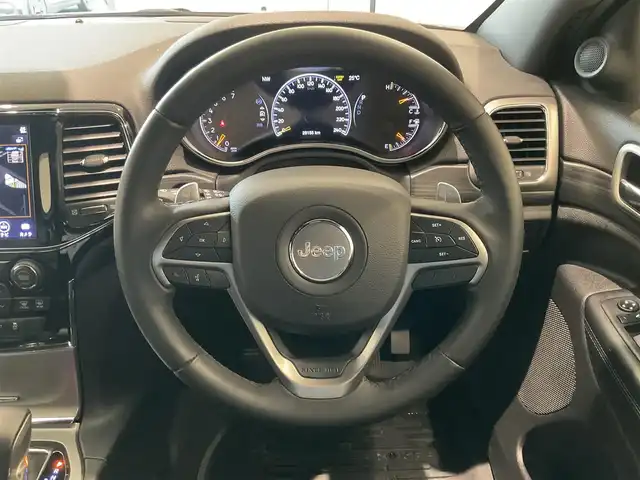 クライスラー・ジープ ジープ グランドチェロキー LTD 熊本県 2019(令1)年 2.9万km ブライトホワイト ・スマートキー/・プッシュスタート/・前後パークセンス/・リアパークセンスブレーキアシスト/・ヒルスタートアシスト/・オートディムハイビーム/・クルーズコントロール(追従式)/・ハーフレザーシート /・前席パワーシート/・前席シートヒーター /・純正メモリナビ/　【BT・USB・AUX・AppleCarPlay・AndroidAuto】/・フルセグTV/・バックカメラ/・フロント/・ETC/・LEDヘッドランプ/・LEDフォグランプ/・純正ラバーマット/・純正バイザー/・保証書/取説