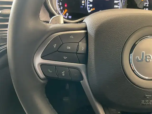 クライスラー・ジープ ジープ グランドチェロキー LTD 熊本県 2019(令1)年 2.9万km ブライトホワイト ・スマートキー/・プッシュスタート/・前後パークセンス/・リアパークセンスブレーキアシスト/・ヒルスタートアシスト/・オートディムハイビーム/・クルーズコントロール(追従式)/・ハーフレザーシート /・前席パワーシート/・前席シートヒーター /・純正メモリナビ/　【BT・USB・AUX・AppleCarPlay・AndroidAuto】/・フルセグTV/・バックカメラ/・フロント/・ETC/・LEDヘッドランプ/・LEDフォグランプ/・純正ラバーマット/・純正バイザー/・保証書/取説