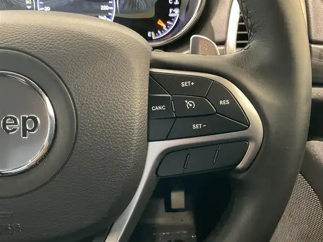 クライスラー・ジープ ジープ グランドチェロキー LTD 熊本県 2019(令1)年 2.9万km ブライトホワイト ・スマートキー/・プッシュスタート/・前後パークセンス/・リアパークセンスブレーキアシスト/・ヒルスタートアシスト/・オートディムハイビーム/・クルーズコントロール(追従式)/・ハーフレザーシート /・前席パワーシート/・前席シートヒーター /・純正メモリナビ/　【BT・USB・AUX・AppleCarPlay・AndroidAuto】/・フルセグTV/・バックカメラ/・フロント/・ETC/・LEDヘッドランプ/・LEDフォグランプ/・純正ラバーマット/・純正バイザー/・保証書/取説