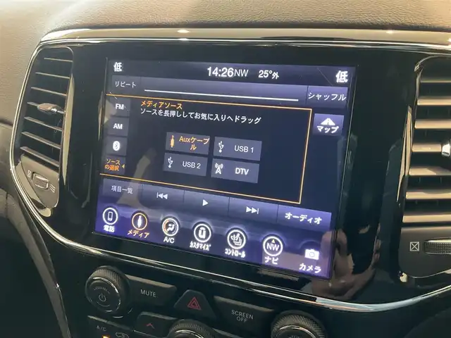 クライスラー・ジープ ジープ グランドチェロキー LTD 熊本県 2019(令1)年 2.9万km ブライトホワイト ・スマートキー/・プッシュスタート/・前後パークセンス/・リアパークセンスブレーキアシスト/・ヒルスタートアシスト/・オートディムハイビーム/・クルーズコントロール(追従式)/・ハーフレザーシート /・前席パワーシート/・前席シートヒーター /・純正メモリナビ/　【BT・USB・AUX・AppleCarPlay・AndroidAuto】/・フルセグTV/・バックカメラ/・フロント/・ETC/・LEDヘッドランプ/・LEDフォグランプ/・純正ラバーマット/・純正バイザー/・保証書/取説