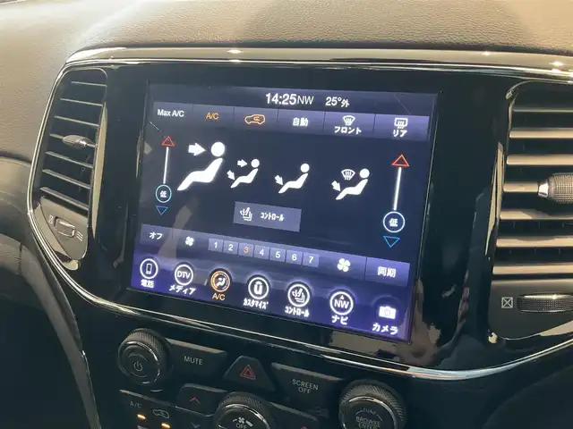 クライスラー・ジープ ジープ グランドチェロキー LTD 熊本県 2019(令1)年 2.9万km ブライトホワイト ・スマートキー/・プッシュスタート/・前後パークセンス/・リアパークセンスブレーキアシスト/・ヒルスタートアシスト/・オートディムハイビーム/・クルーズコントロール(追従式)/・ハーフレザーシート /・前席パワーシート/・前席シートヒーター /・純正メモリナビ/　【BT・USB・AUX・AppleCarPlay・AndroidAuto】/・フルセグTV/・バックカメラ/・フロント/・ETC/・LEDヘッドランプ/・LEDフォグランプ/・純正ラバーマット/・純正バイザー/・保証書/取説
