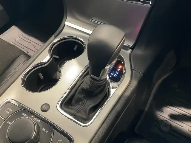 クライスラー・ジープ ジープ グランドチェロキー LTD 熊本県 2019(令1)年 2.9万km ブライトホワイト ・スマートキー/・プッシュスタート/・前後パークセンス/・リアパークセンスブレーキアシスト/・ヒルスタートアシスト/・オートディムハイビーム/・クルーズコントロール(追従式)/・ハーフレザーシート /・前席パワーシート/・前席シートヒーター /・純正メモリナビ/　【BT・USB・AUX・AppleCarPlay・AndroidAuto】/・フルセグTV/・バックカメラ/・フロント/・ETC/・LEDヘッドランプ/・LEDフォグランプ/・純正ラバーマット/・純正バイザー/・保証書/取説