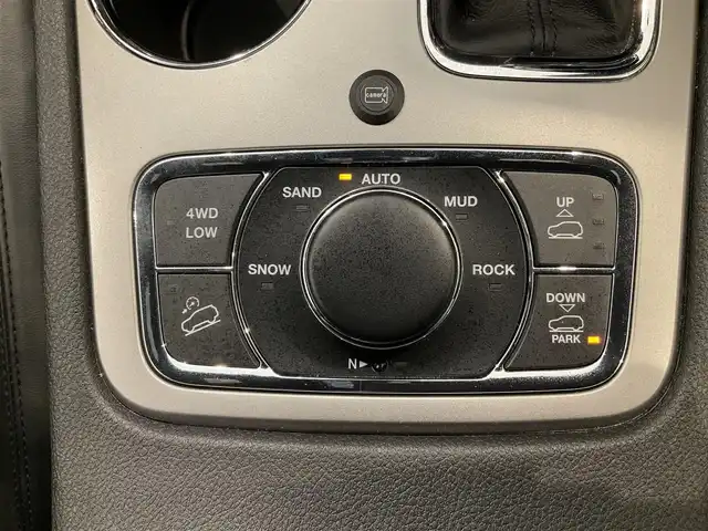 クライスラー・ジープ ジープ グランドチェロキー LTD 熊本県 2019(令1)年 2.9万km ブライトホワイト ・スマートキー/・プッシュスタート/・前後パークセンス/・リアパークセンスブレーキアシスト/・ヒルスタートアシスト/・オートディムハイビーム/・クルーズコントロール(追従式)/・ハーフレザーシート /・前席パワーシート/・前席シートヒーター /・純正メモリナビ/　【BT・USB・AUX・AppleCarPlay・AndroidAuto】/・フルセグTV/・バックカメラ/・フロント/・ETC/・LEDヘッドランプ/・LEDフォグランプ/・純正ラバーマット/・純正バイザー/・保証書/取説