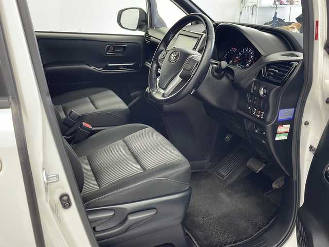 トヨタ ヴォクシー ZS 岐阜県 2017(平29)年 7.9万km ホワイトパールクリスタルシャイン 純正9インチナビ　/ (AM/FM/CD/DVD/Bluetooth/フルセグTV)/純正フリップダウンモニター/トヨタセーフティセンス/　プリクラッシュセーフティ/　レーンキープアシスト/　オートハイビーム/クルーズコントロール/ETC2.0/純正ドライブレコーダー/LEDヘッドライト/純正アルミホイール/純正フロアマット/純正ドアバイザー