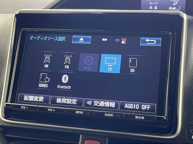 トヨタ ヴォクシー ZS 岐阜県 2017(平29)年 7.9万km ホワイトパールクリスタルシャイン 純正9インチナビ　/ (AM/FM/CD/DVD/Bluetooth/フルセグTV)/純正フリップダウンモニター/トヨタセーフティセンス/　プリクラッシュセーフティ/　レーンキープアシスト/　オートハイビーム/クルーズコントロール/ETC2.0/純正ドライブレコーダー/LEDヘッドライト/純正アルミホイール/純正フロアマット/純正ドアバイザー