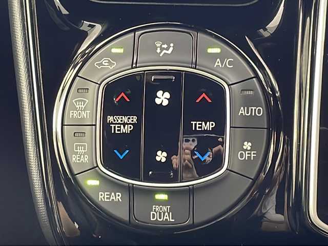 トヨタ ヴォクシー ZS 岐阜県 2017(平29)年 7.9万km ホワイトパールクリスタルシャイン 純正9インチナビ　/ (AM/FM/CD/DVD/Bluetooth/フルセグTV)/純正フリップダウンモニター/トヨタセーフティセンス/　プリクラッシュセーフティ/　レーンキープアシスト/　オートハイビーム/クルーズコントロール/ETC2.0/純正ドライブレコーダー/LEDヘッドライト/純正アルミホイール/純正フロアマット/純正ドアバイザー