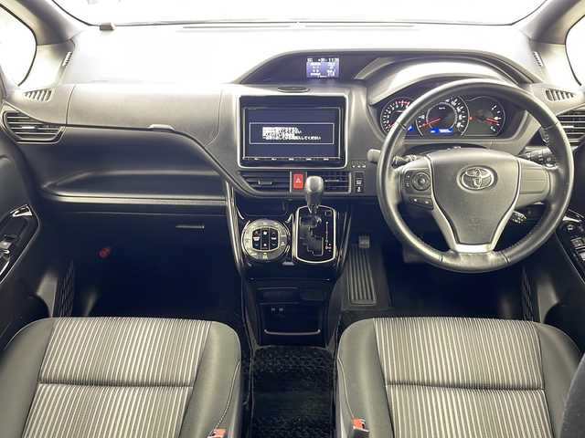 トヨタ ヴォクシー ZS 岐阜県 2017(平29)年 7.9万km ホワイトパールクリスタルシャイン 純正9インチナビ　/ (AM/FM/CD/DVD/Bluetooth/フルセグTV)/純正フリップダウンモニター/トヨタセーフティセンス/　プリクラッシュセーフティ/　レーンキープアシスト/　オートハイビーム/クルーズコントロール/ETC2.0/純正ドライブレコーダー/LEDヘッドライト/純正アルミホイール/純正フロアマット/純正ドアバイザー