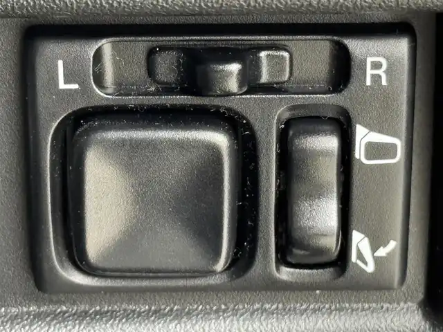 スズキ ジムニー XL 福岡県 2024(令6)年 0.6万km シフォンアイボリーM プッシュスタート　/コーナーセンサー　/衝突被害軽減ブレーキ　/レーンキープ　/アイドリングストップ　/ヒルディセントコントロール　/シートヒーター　/ヒーテッドドアミラー　/純正１６インチＡＷ　/ＬＥＤヘッドライト