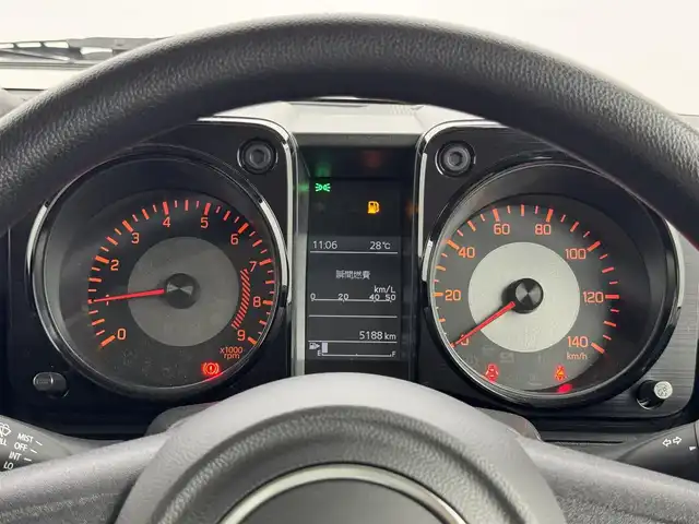スズキ ジムニー XL 福岡県 2024(令6)年 0.6万km シフォンアイボリーM プッシュスタート　/コーナーセンサー　/衝突被害軽減ブレーキ　/レーンキープ　/アイドリングストップ　/ヒルディセントコントロール　/シートヒーター　/ヒーテッドドアミラー　/純正１６インチＡＷ　/ＬＥＤヘッドライト