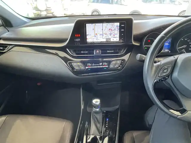トヨタ Ｃ－ＨＲ G 秋田県 2018(平30)年 5.6万km ブラック/メタルストリームM 社外メモリーナビ/　CD/DVD/SD/　フルセグ/Bluetooth/衝突軽減ブレーキ/レーンキープ/クルーズコントロール/ハーフレザーシート/バックカメラ/ビルトインETC/LEDヘッドライト/純正エンジンスターター/シートヒーター/冬タイヤAWセットあり/純正フロアマット/ドアバイザー