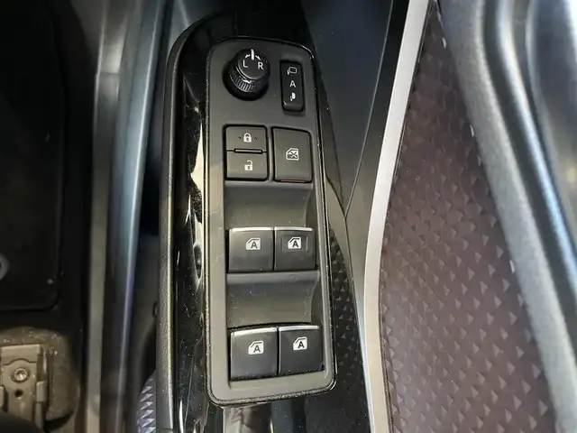 トヨタ Ｃ－ＨＲ G 秋田県 2018(平30)年 5.6万km ブラック/メタルストリームM 社外メモリーナビ/　CD/DVD/SD/　フルセグ/Bluetooth/衝突軽減ブレーキ/レーンキープ/クルーズコントロール/ハーフレザーシート/バックカメラ/ビルトインETC/LEDヘッドライト/純正エンジンスターター/シートヒーター/冬タイヤAWセットあり/純正フロアマット/ドアバイザー